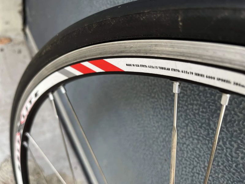 Bontrager Race Lite s kazetou (krásná retro kola) a Rolf výpletem