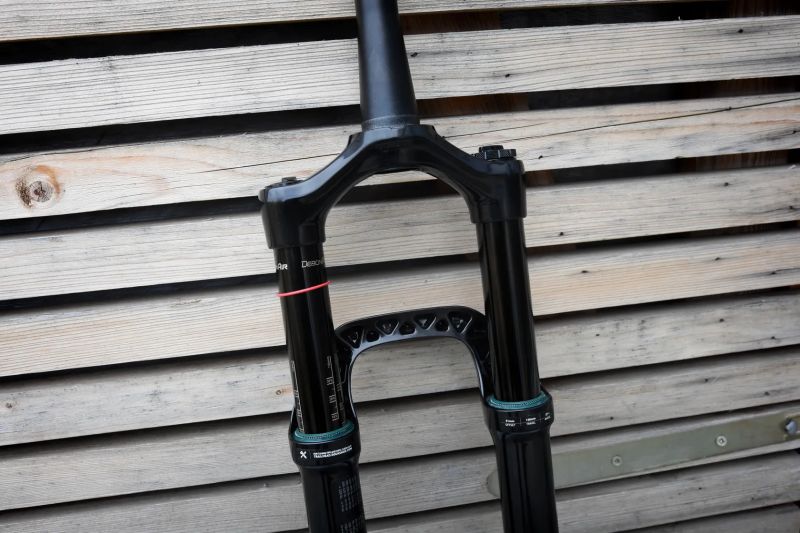 Vidlice 29” Rock Shox Yari/Lyrik Charger 2.1 RC2 130 mm „Upgrade SKF“