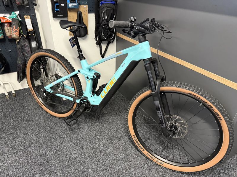 CUBE Stereo Hybrid 140HPC RACE 750 vel.M 2023 KARBON