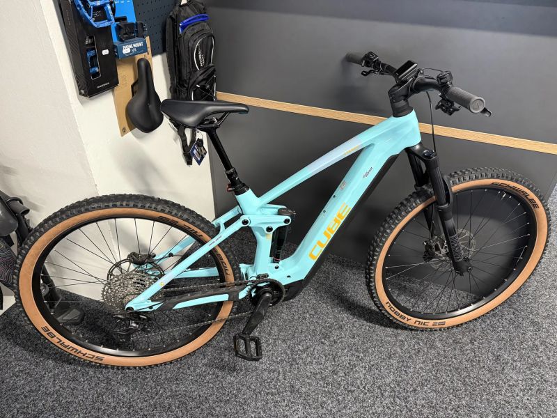 CUBE Stereo Hybrid 140HPC RACE 750 vel.M 2023 KARBON