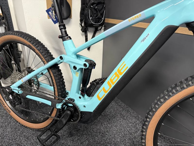 CUBE Stereo Hybrid 140HPC RACE 750 vel.M 2023 KARBON