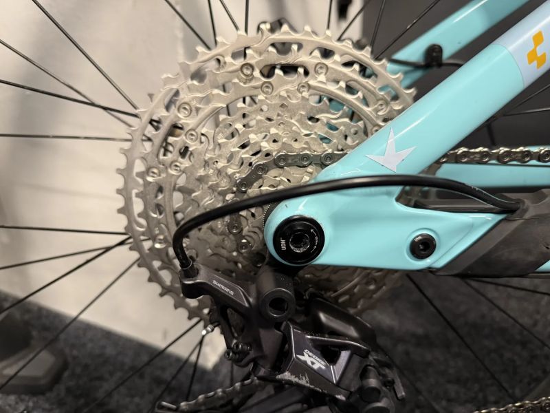 CUBE Stereo Hybrid 140HPC RACE 750 vel.M 2023 KARBON