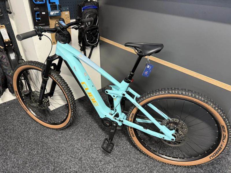 CUBE Stereo Hybrid 140HPC RACE 750 vel.M 2023 KARBON