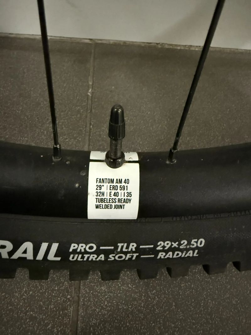 Zapletená kola Funn Fantom AM40 29” Boost + Schwalbe Albert Trail + Tannus Armour