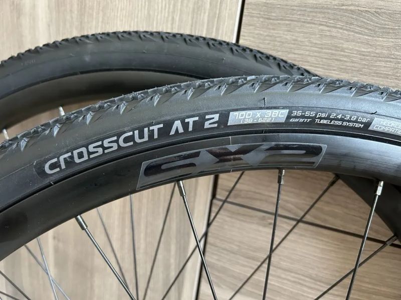 Nová Gravel kola Giant SX2 sundaná z Giant Revolt 1 2025