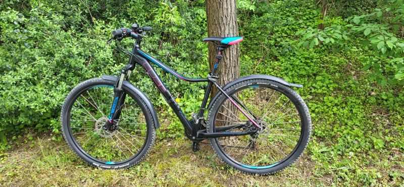 Málo jeté dámské kolo Cube Access