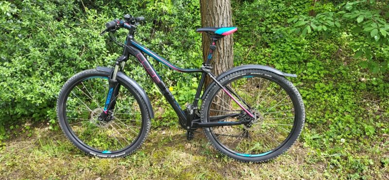 Málo jeté dámské kolo Cube Access