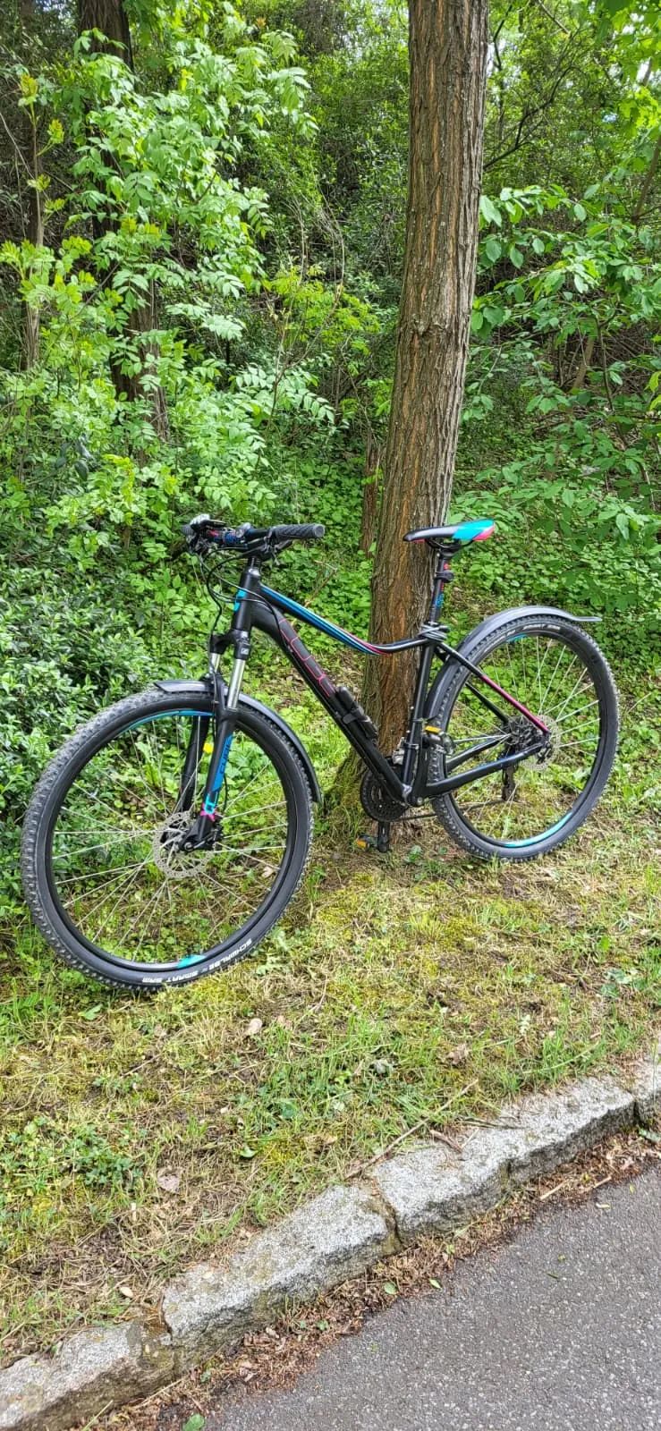 Málo jeté dámské kolo Cube Access