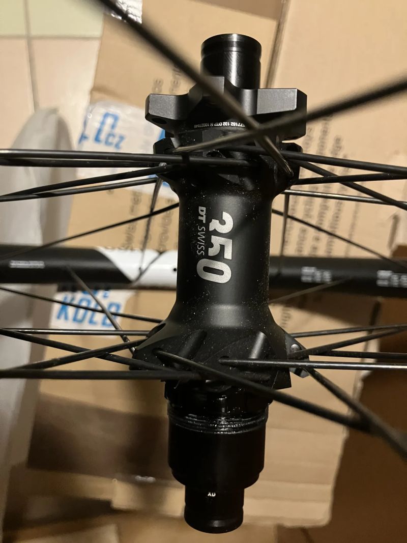 DT swiss XRC 1700 nová nejetá 29´ zapletená karbonová kola