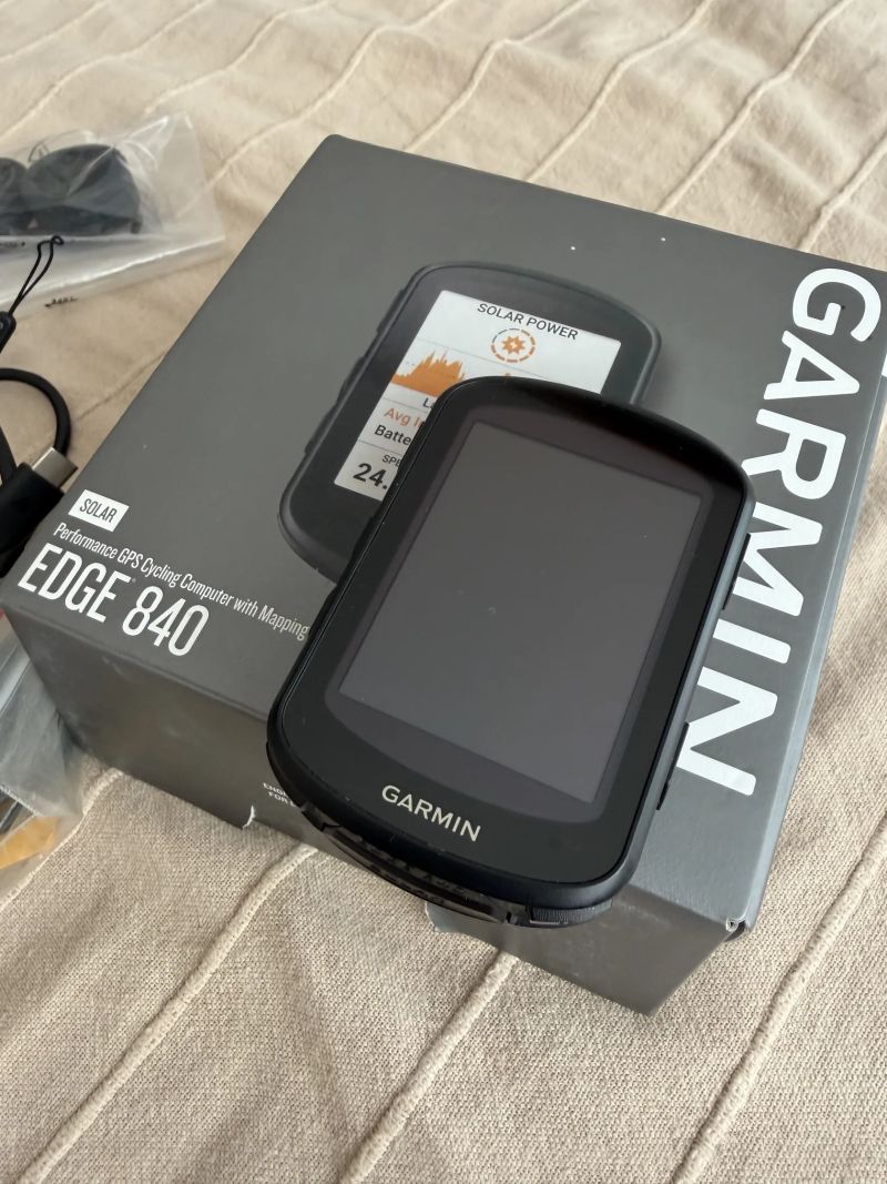 Cyklocomputer Garmin Edge 840 Solar s příslušenstvím
