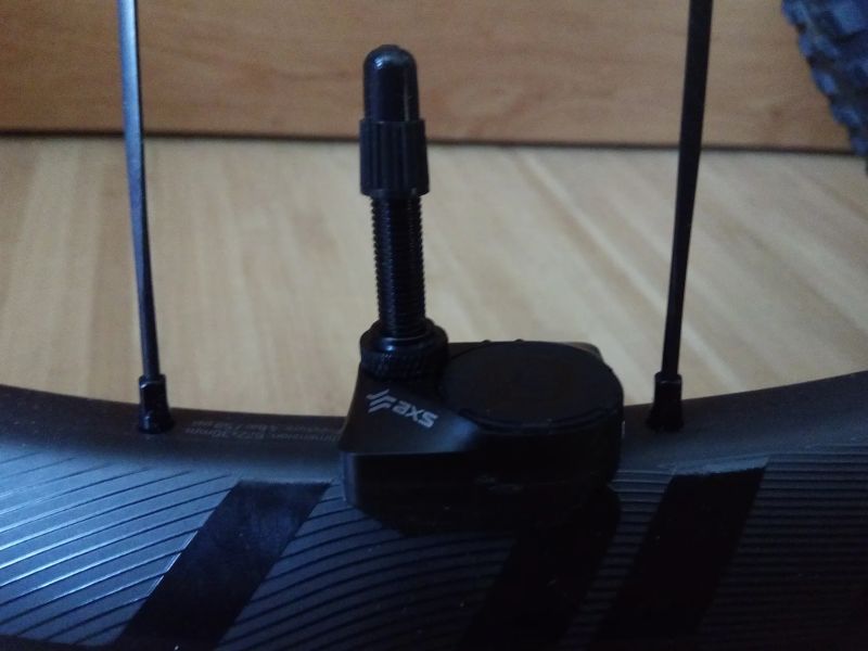 Nové SRAM Quarq TyreWiz - snímače tlaku