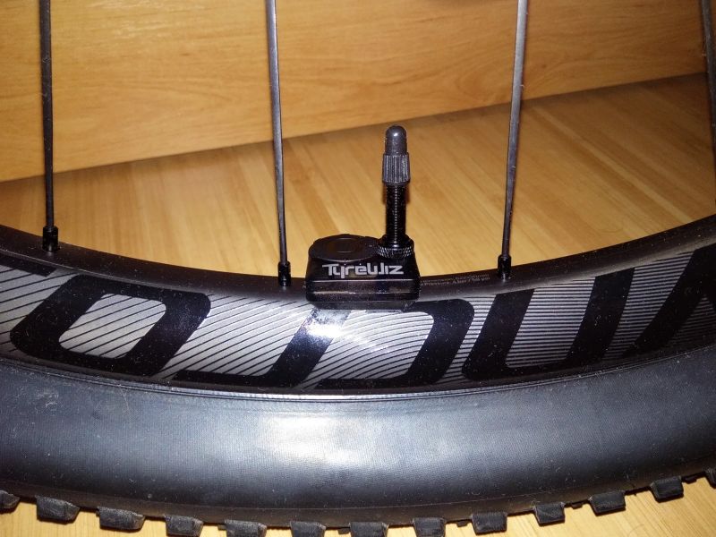 Nové SRAM Quarq TyreWiz - snímače tlaku