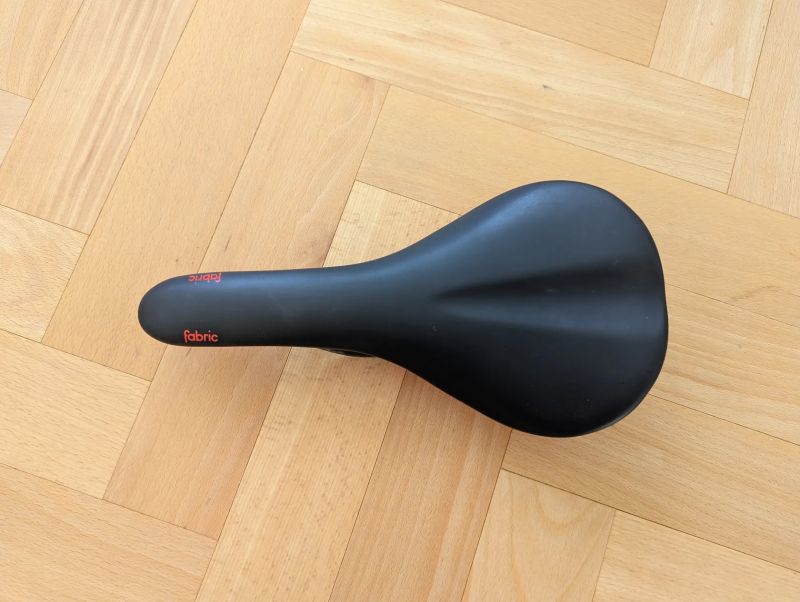 Fabric Scoop Shallow Pro, Carbon Rail (červená)