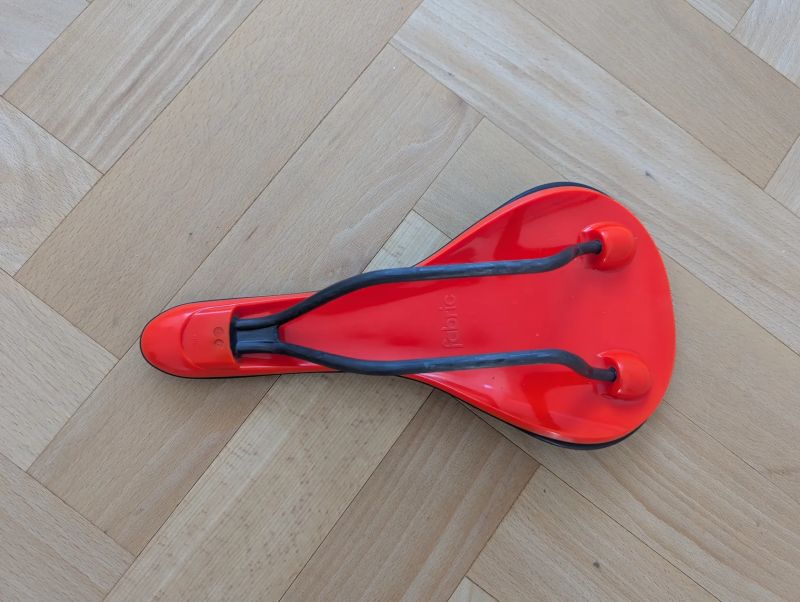 Fabric Scoop Shallow Pro, Carbon Rail (červená)