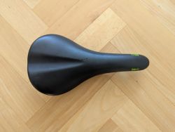 Fabric Scoop Shallow Pro, Carbon Rail (černá se zeleným potiskem)