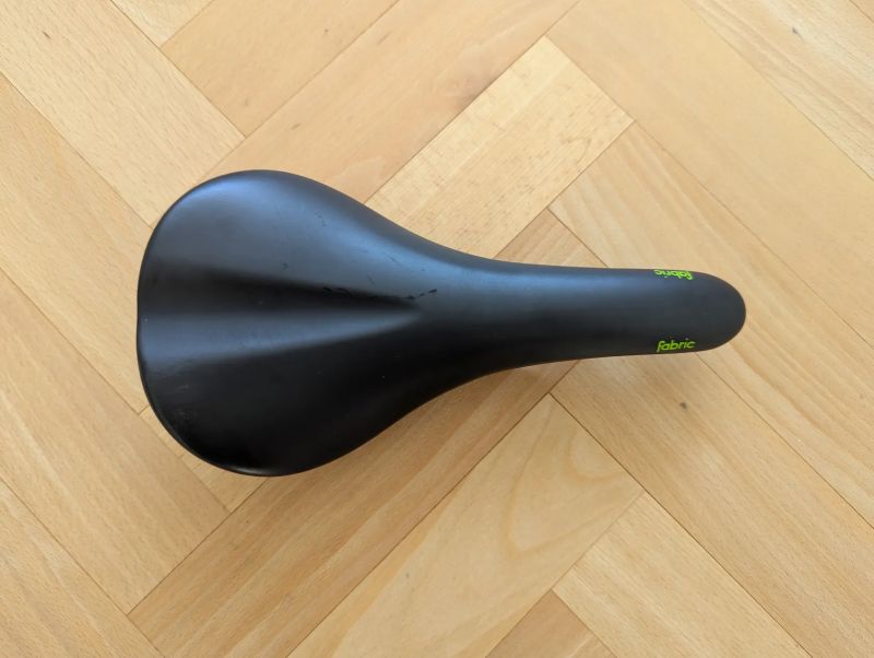 Fabric Scoop Shallow Pro, Carbon Rail (černá se zeleným potiskem)