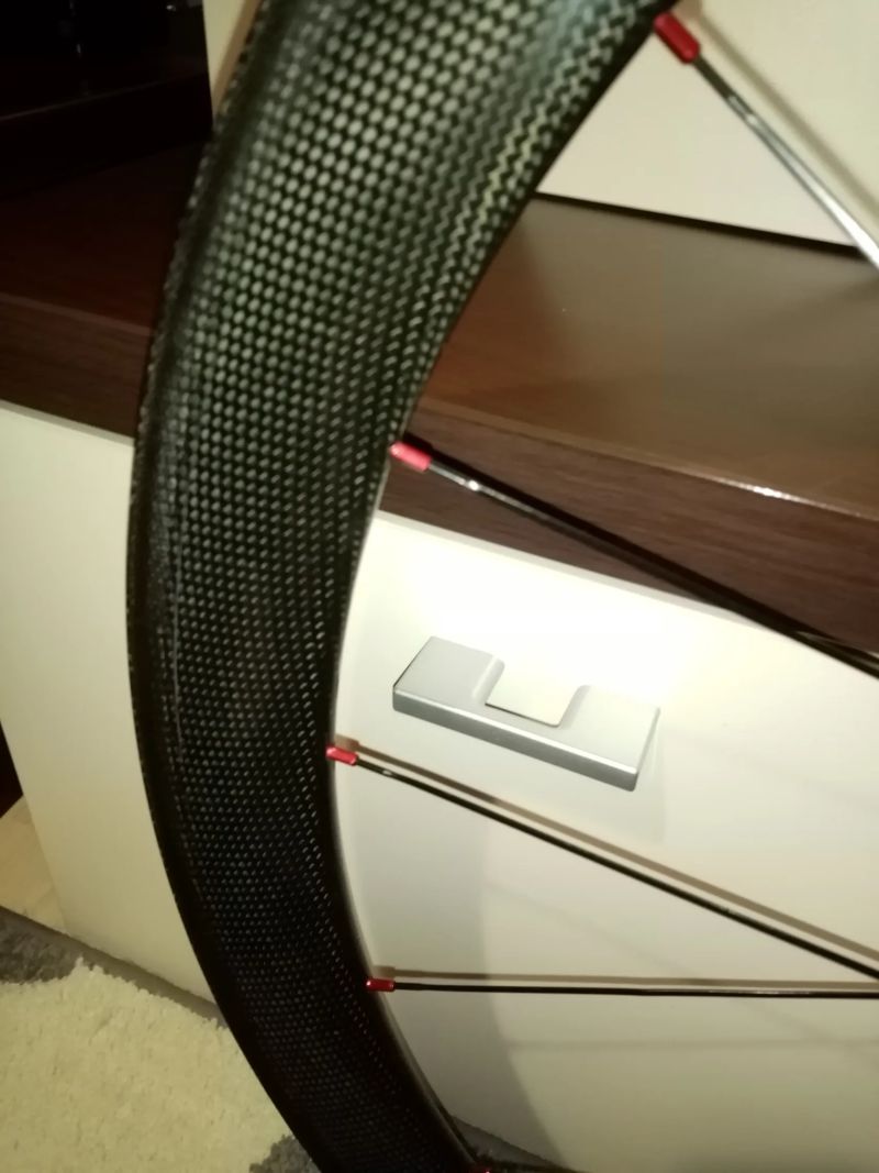 Karbon přední kolo Remerx saw 50, pro klas.brzdy, na R.U., jen 605 g. 