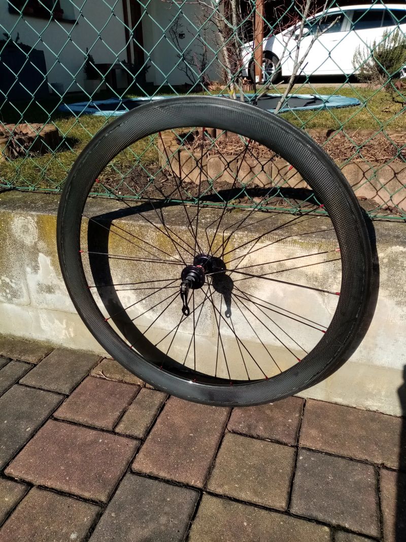 Karbon přední kolo Remerx saw 50, pro klas.brzdy, na R.U., jen 605 g. 