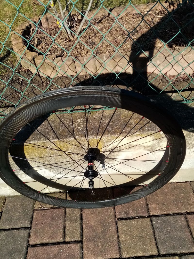 Karbon přední kolo Remerx saw 50, pro klas.brzdy, na R.U., jen 605 g. 