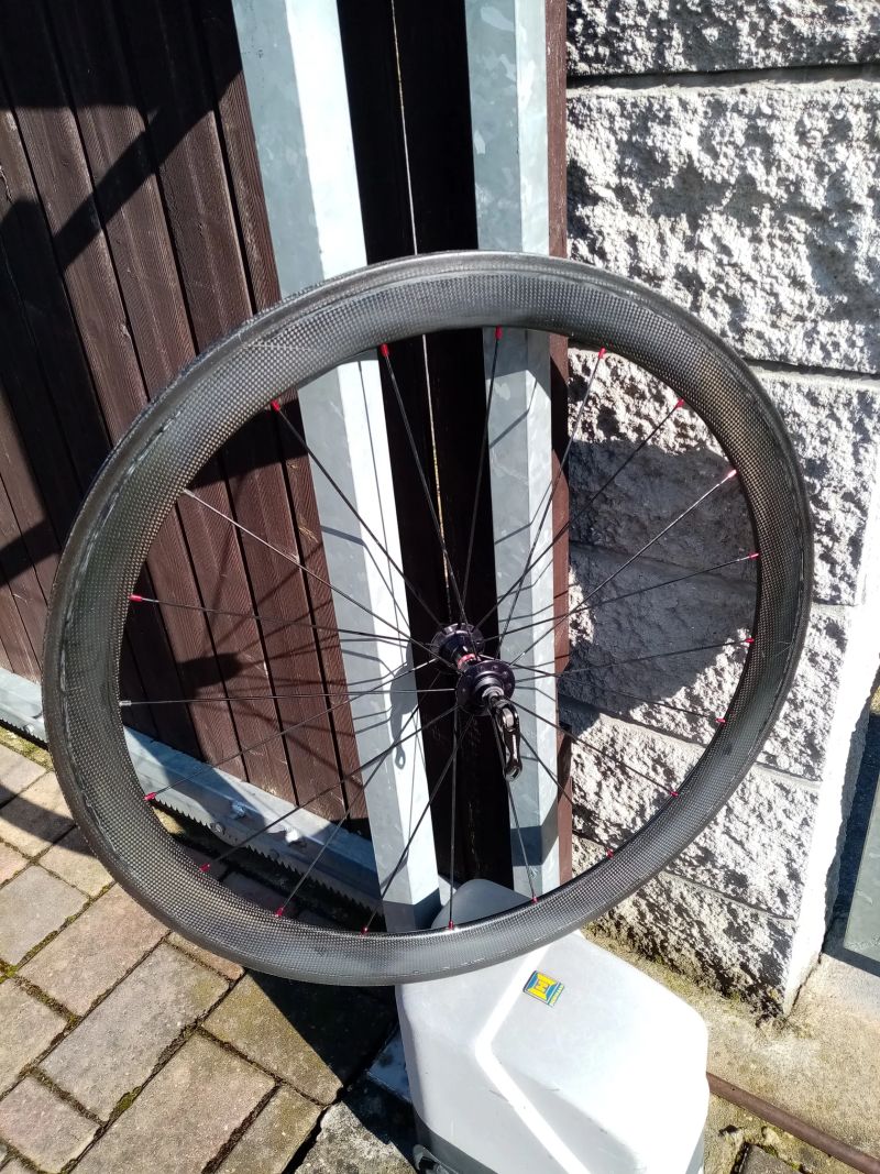 Karbon přední kolo Remerx saw 50, pro klas.brzdy, na R.U., jen 605 g. 