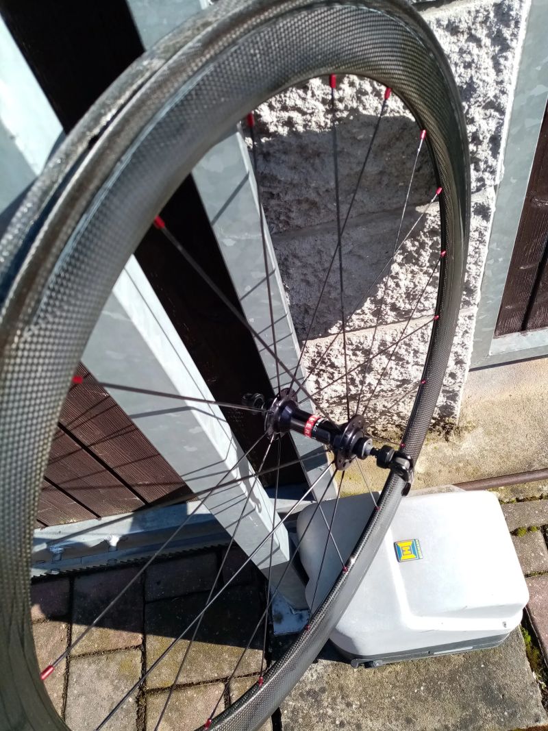 Karbon přední kolo Remerx saw 50, pro klas.brzdy, na R.U., jen 605 g. 