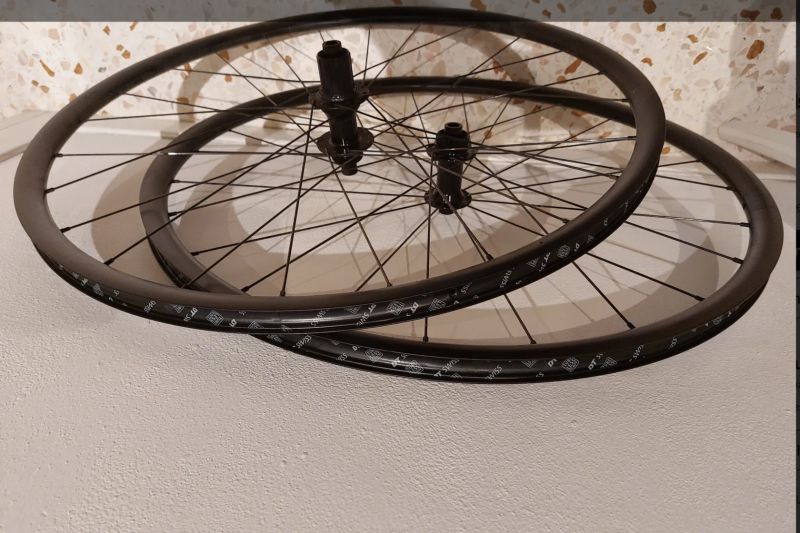 prodám nové ráfky DT Swiss 470 Disc včetně nových plášťů Specialized S-Works Turbo 26mm 