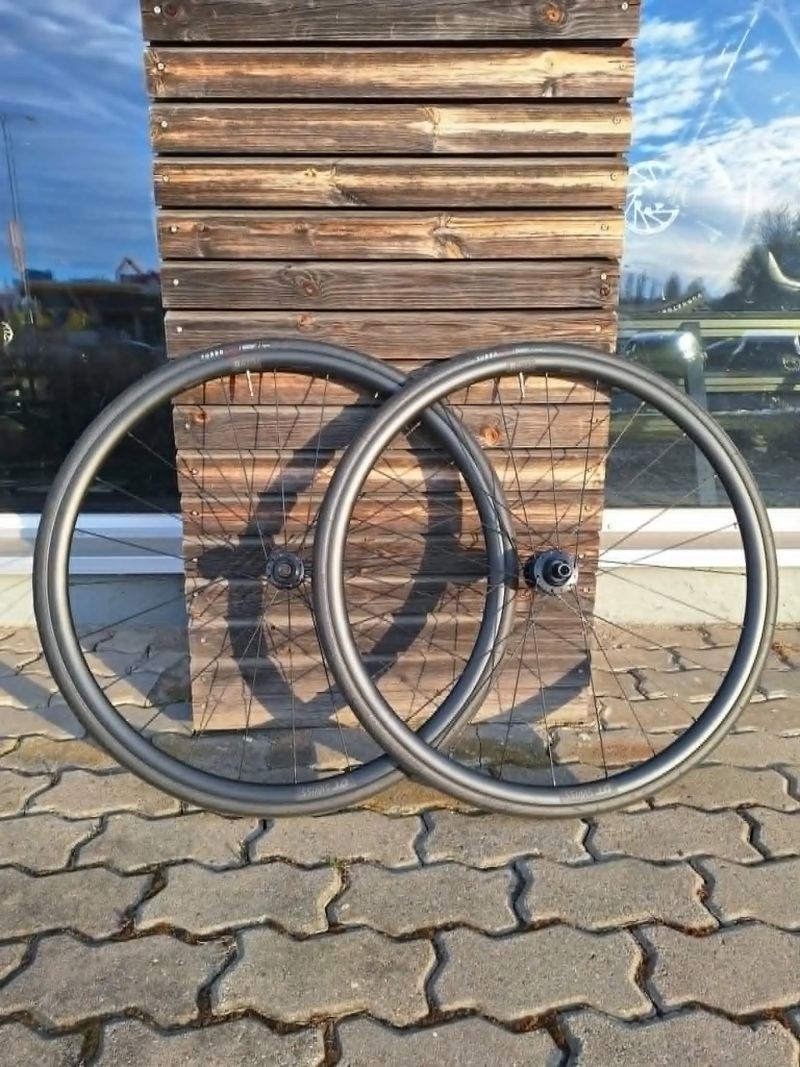 prodám nové ráfky DT Swiss 470 Disc včetně nových plášťů Specialized S-Works Turbo 26mm 