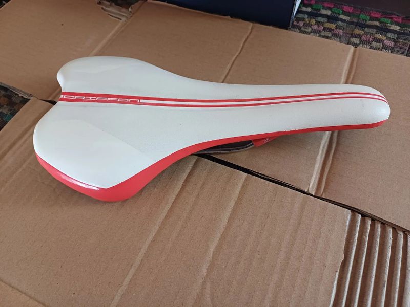 Prodám sedlo Griffon, bílo červené