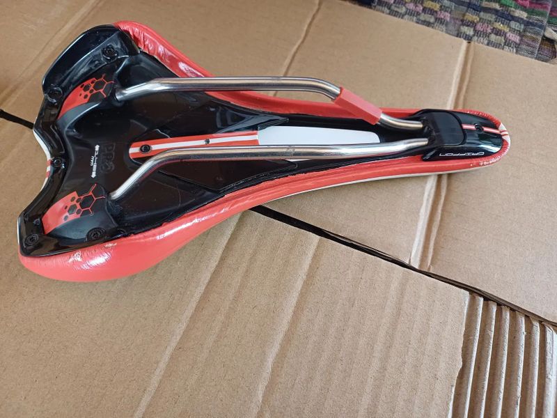 Prodám sedlo Griffon, bílo červené