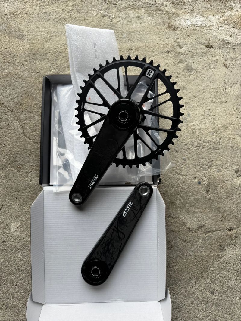 Prodám nové karbonové kliky s převodníkem 