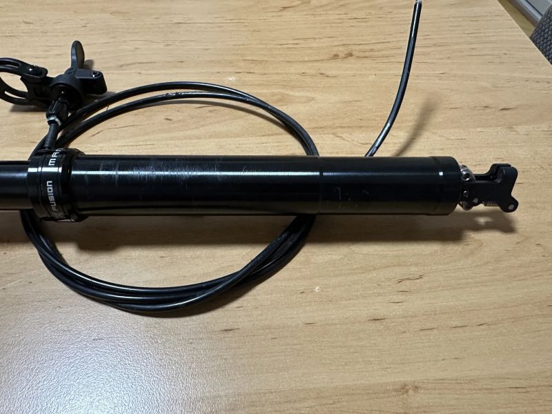 X-Fusion Manic 30,9 mm délka 125 mm, teleskopická sedlovka, včetně páčky, zánovní