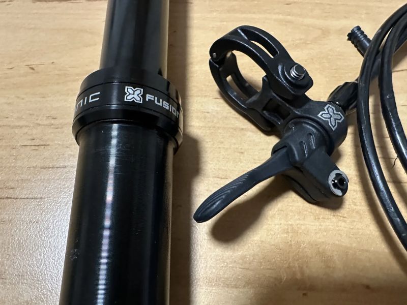 X-Fusion Manic 30,9 mm délka 125 mm, teleskopická sedlovka, včetně páčky, zánovní