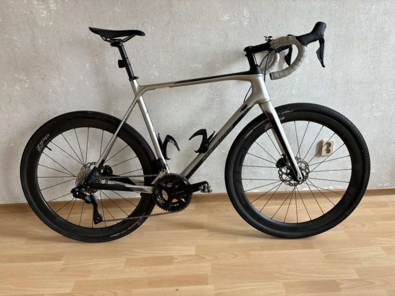 Karbonový gravel bike, elektronické řazení 105 di2 12 sp., wattmetr, karbonová kola ZIPP 303 S
