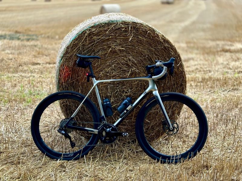 Karbonový gravel bike, elektronické řazení 105 di2 12 sp., wattmetr, karbonová kola ZIPP 303 S