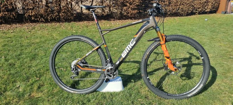 Horské kolo BMC Teamelite TE02 (karbon) s vidlicí FOX Factory 32 Float Step-Cast 