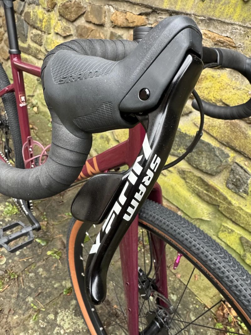 TRIBAN GRVL 520 W Apex1 vel. M – 650b/47c, bezduše, velmi dobrý stav