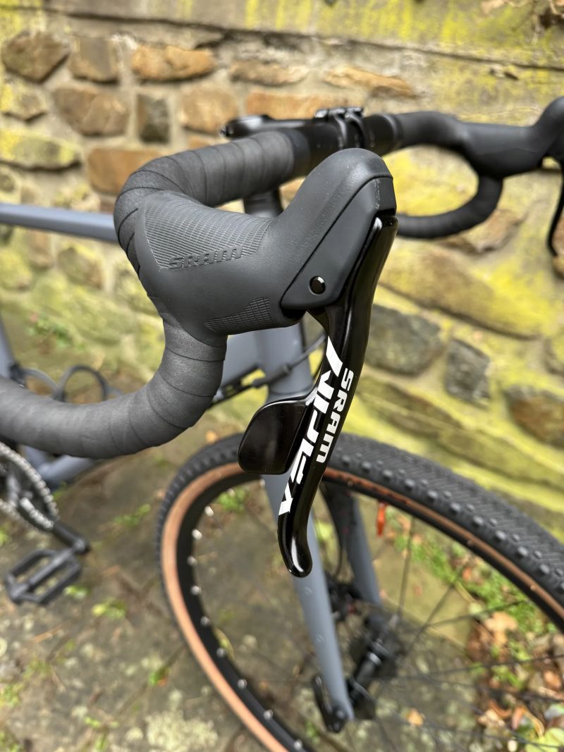 TRIBAN GRVL 520 Apex1 vel. M – 650b/47c komfortní setup, 2 sady plášťů