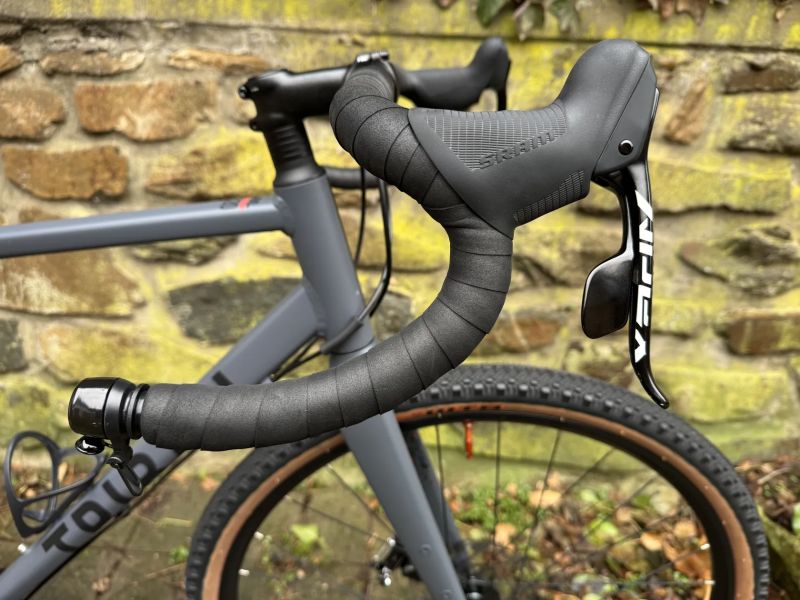 TRIBAN GRVL 520 Apex1 vel. M – 650b/47c komfortní setup, 2 sady plášťů