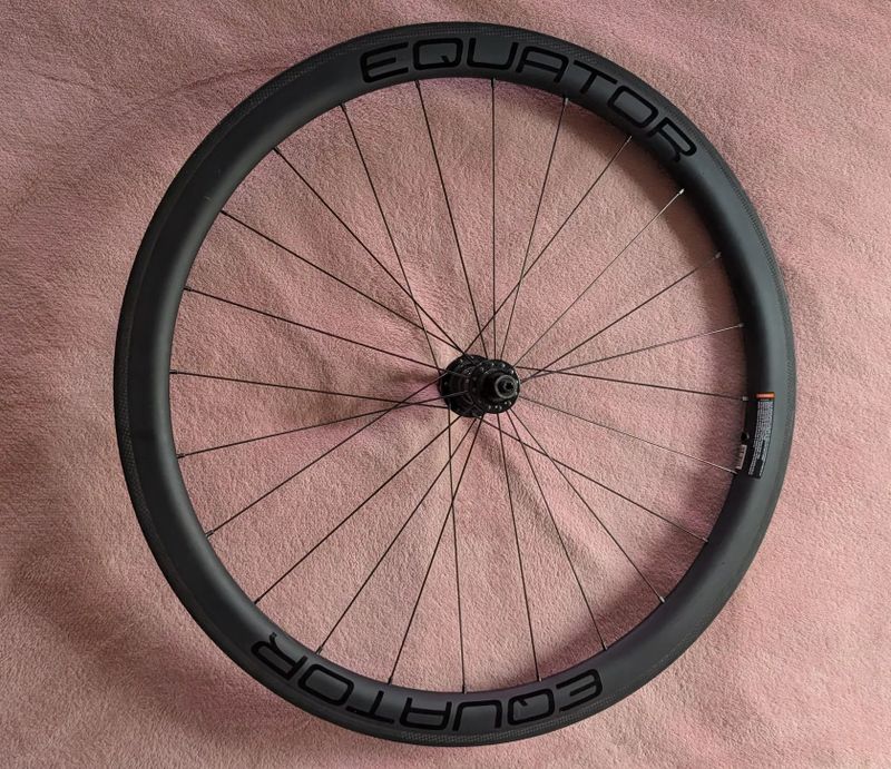 Prodám Set nových galuskových karbonových kol Equator 45T pro klasické brzdy a rychloupínák