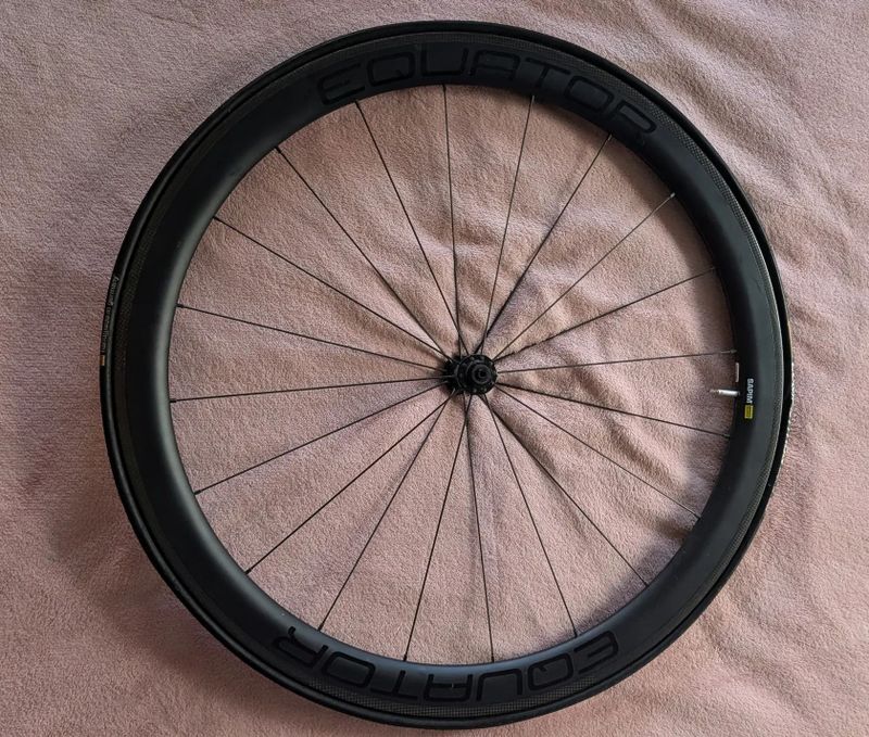 Prodám Set nových galuskových karbonových kol Equator 45T pro klasické brzdy a rychloupínák