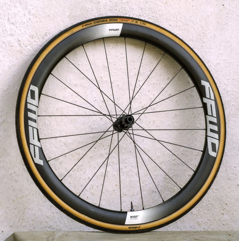 FFWD RYOT44 DT240 + nové pláště Vittoria CORSA PRO 28