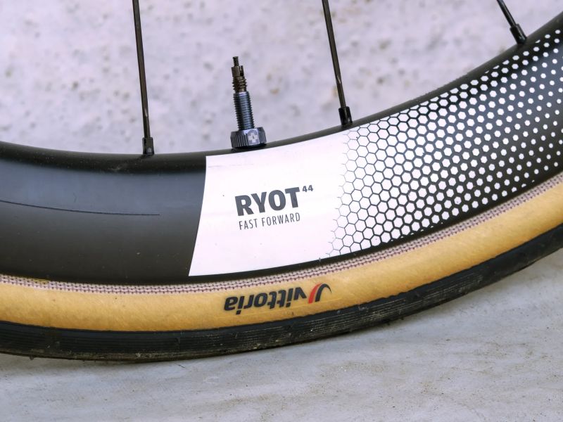FFWD RYOT44 DT240 + nové pláště Vittoria CORSA PRO 28