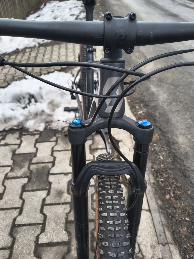 KARBONOVÉ HORSKÉ KOLO SCOTT , SHIMANO XT , FOX