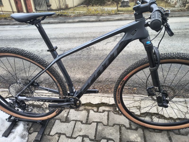KARBONOVÉ HORSKÉ KOLO SCOTT , SHIMANO XT , FOX