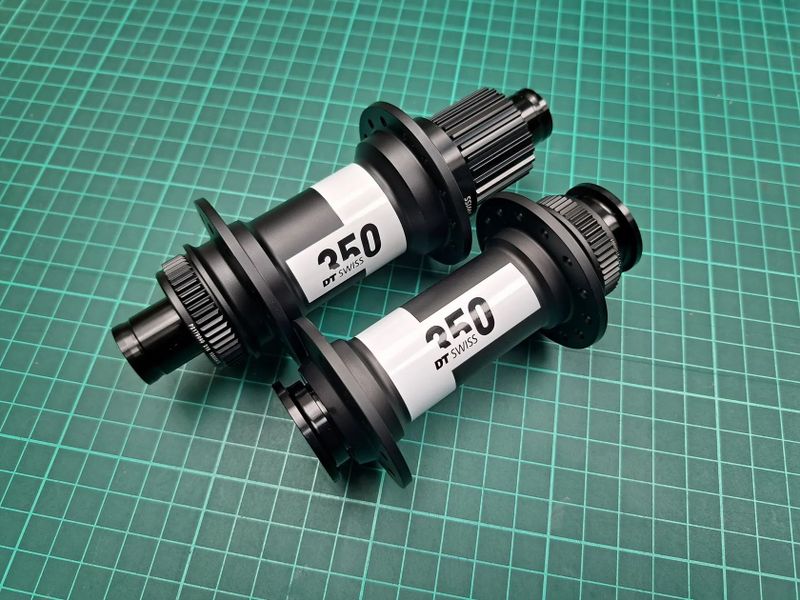 Nové DT Swiss 350 Classic, Centerlock, Microspline, 28h, 15x110TC + 12x148