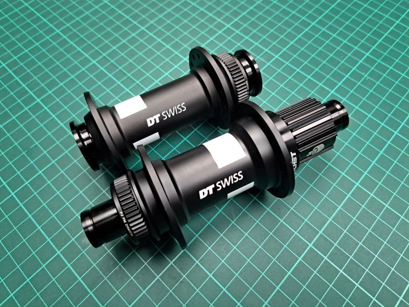 Nové DT Swiss 350 Classic, Centerlock, Microspline, 28h, 15x110TC + 12x148