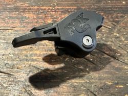 páčky lockout na vidlice Fox, RS, Suntour, RST