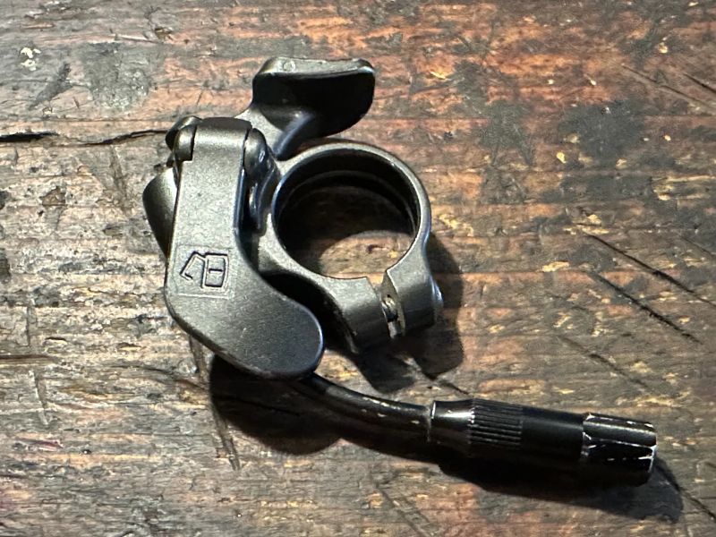 páčky lockout na vidlice Fox, RS, Suntour, RST