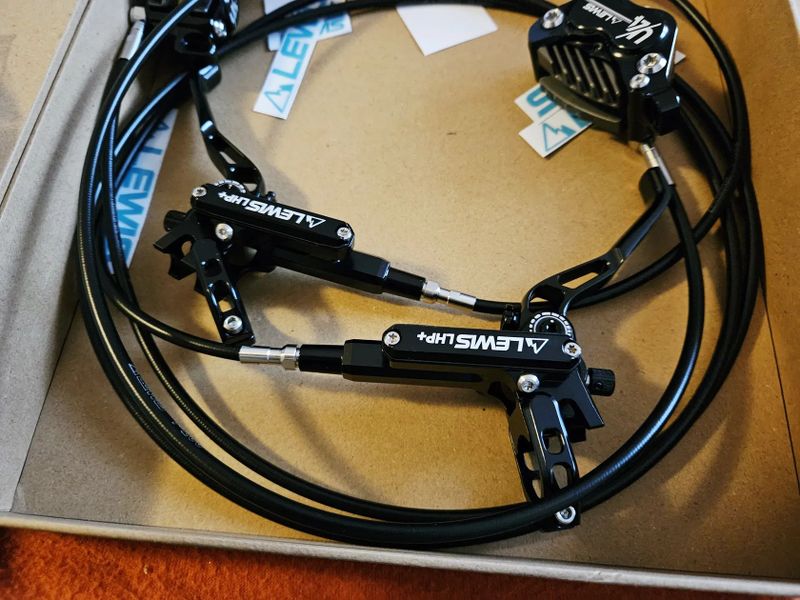 Novinka Lewis LHP + U4 Brake Set - Black Design