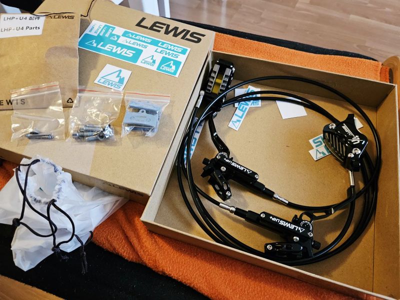 Novinka Lewis LHP + U4 Brake Set - Black Design